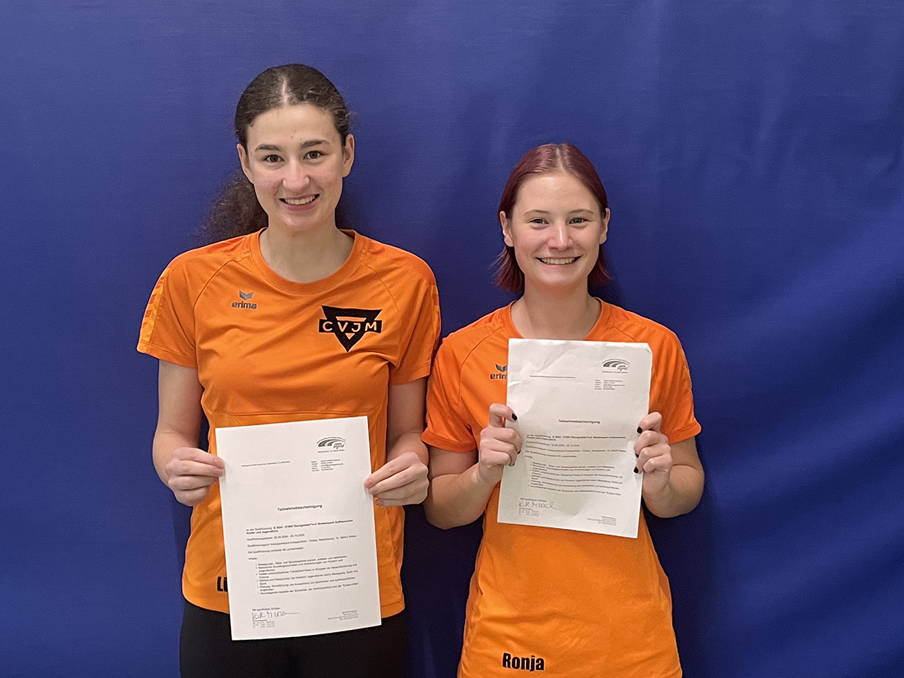 Photo: Lisa und Ronja präsentieren ihre Übungsleiter-Lizenzen